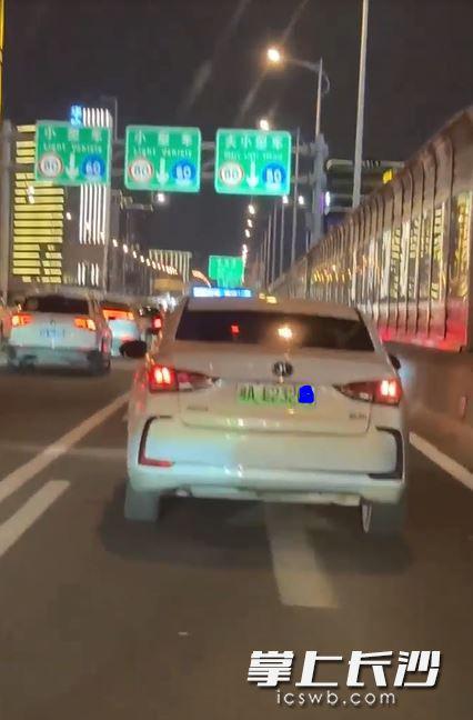 配资平台导航 “字母贴”让汽车湘AD变湘AE? 交警: 已查处